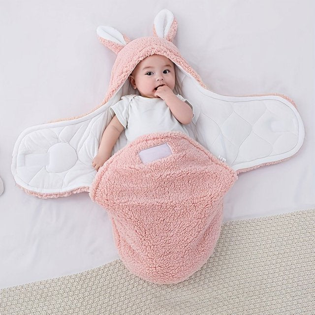 Cozy winter swaddle blanket, thick baby sleeping bag for newborns aged 0–6 months.